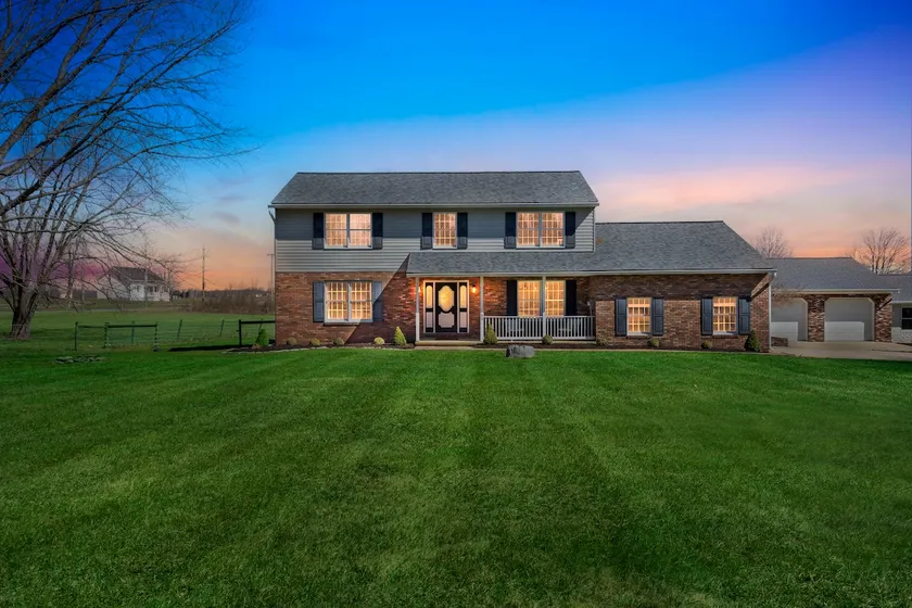 Family home w/game room, deck & hot tub - Image 1