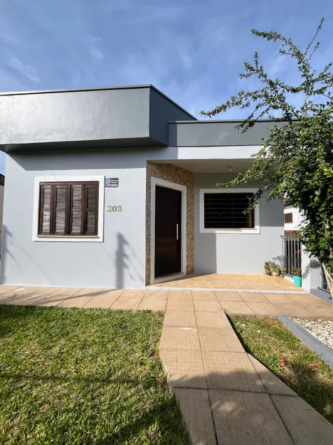 House with 2 bedrooms in an upscale neighborhood - Image 1