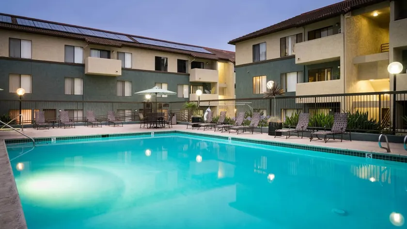 2-Bd Retreat Near Beach & Pool - Image 1