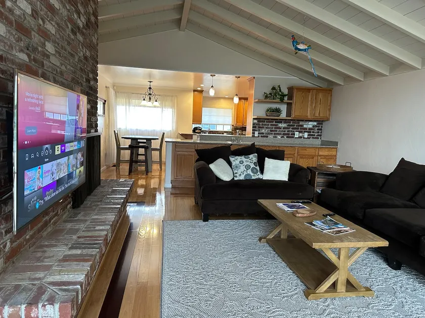 Lou's house - Image 1