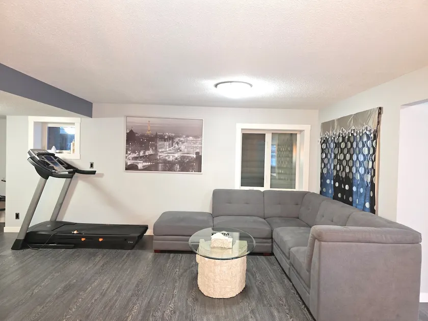 *Walkout basement* On Golf Course & Near Lake - Image 1
