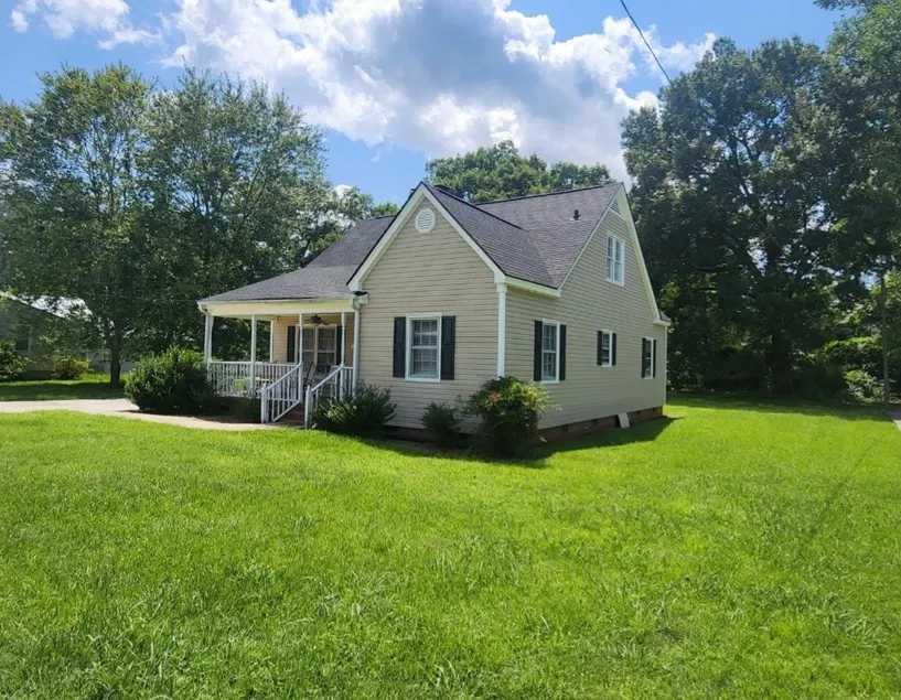 4 Bedroom City House with Porch, Deck & Pets - Image 1