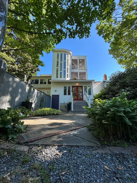 Stylish Apt in DTA w/porch&parking - Image 1