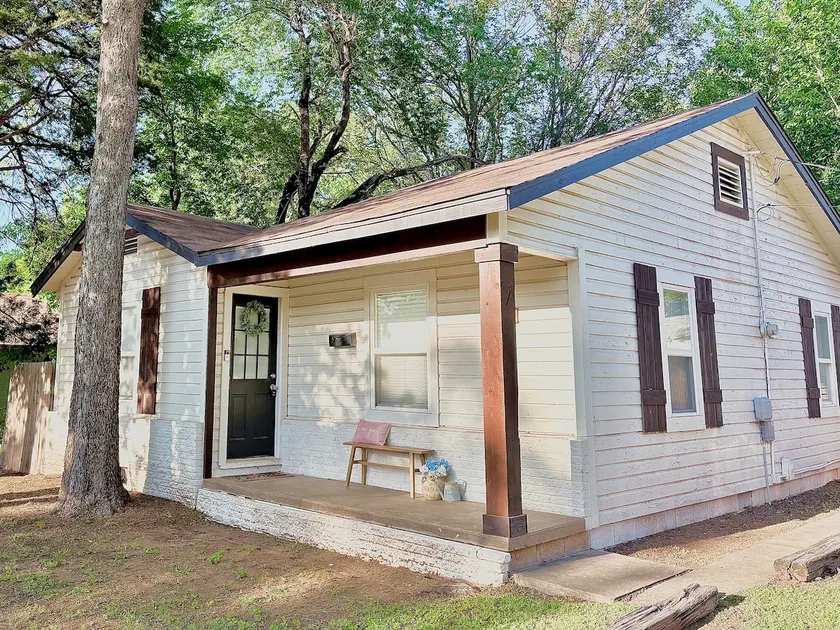 Grandma’s House | Cozy & Close - Image 1