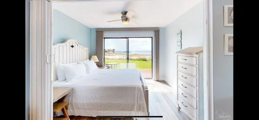 1st floor bay front with private fishing pier/pool - Image 1