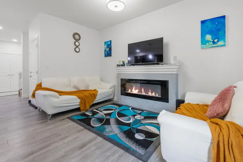 Modern 3BR Home Edmonton Near by Airport - Image 1
