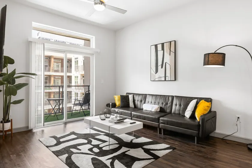 Modern King 1BD, Grand Balcony, Pool, Free Parking - Image 1