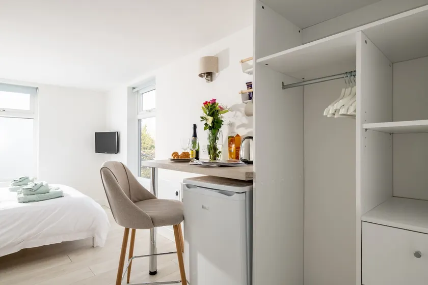 Salcombe Suite with parking - Image 1