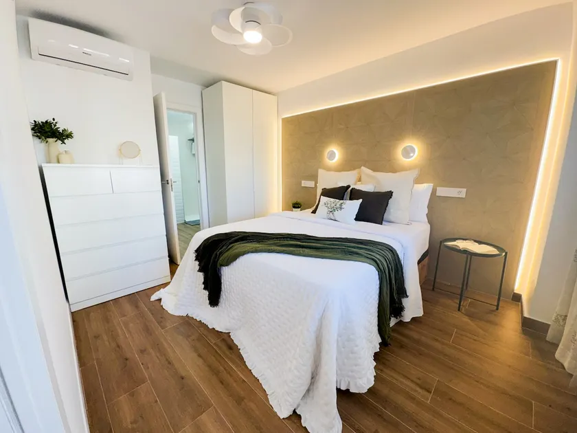 Bright Flat 1 min from Beach with parking - Image 1