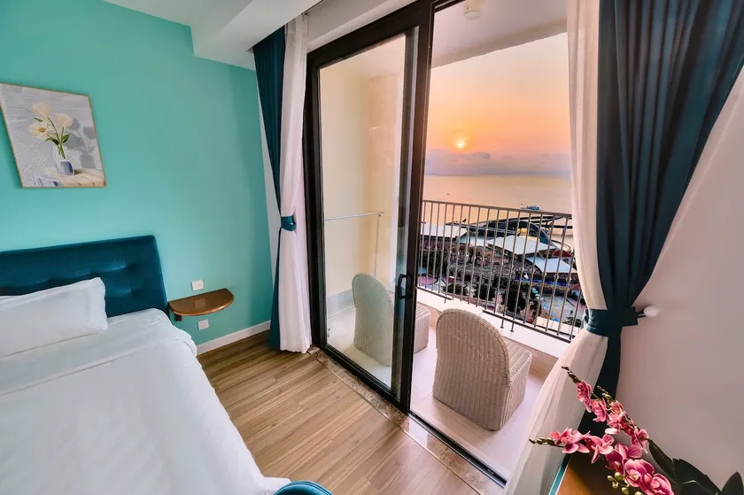 Sunset Hillside - BEST SEA VIEW (Free pool & gym) - Image 1