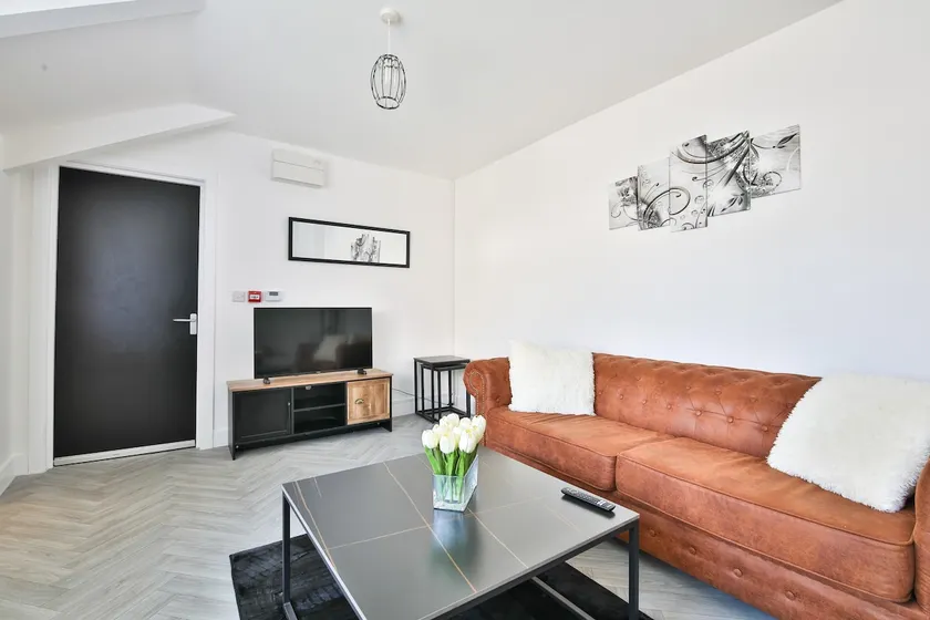 Stylish 2 bedroom apartment - Image 1