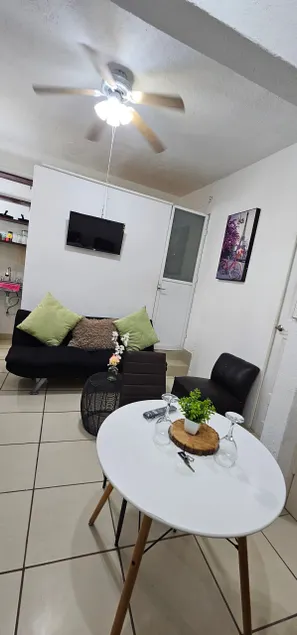 Small, comfortable, cheap, no garage - Image 1