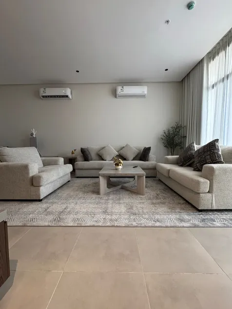 Luxury apartment with three bedrooms, hall, and balcony - Image 1