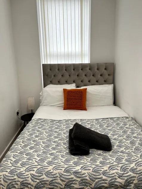 Cosy 1BR in Failsworth - Secure Parking & WiFi - Image 1