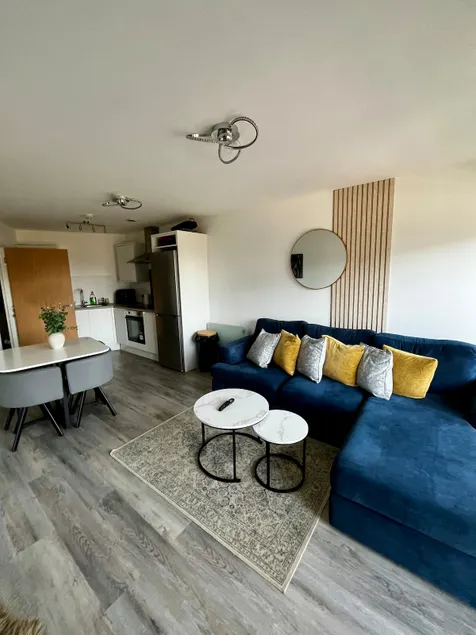 Chic 2-bed Flat - Coop Live & Ethiad - Image 1