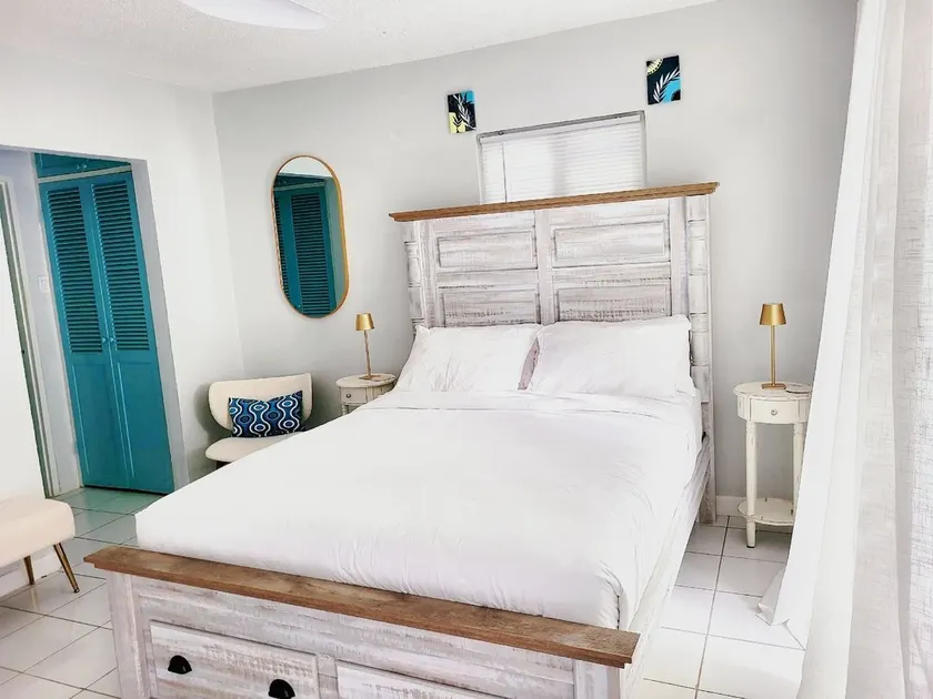 Mirror You Suite - Serene Super Studio with Porch - Image 1