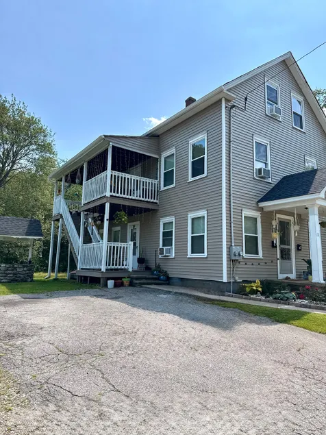 Family-friendly 5-BR Cozy Webster Home w/ Balcony - Image 1