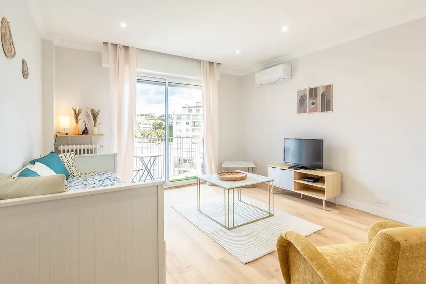 Family Apartment Nice• 2 Balconies • AC • Sleeps 5 - Image 1