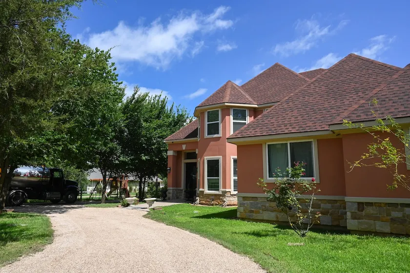 Spacious 5BR Home | Sleeps 10 - Image 1
