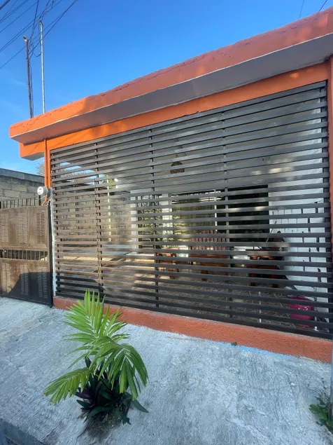 Entire family home in a good downtown area - Image 1