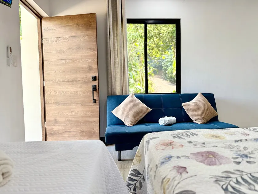 Punta Leona, beach 5mn,gated parking, AC, TV, WiFi - Image 1