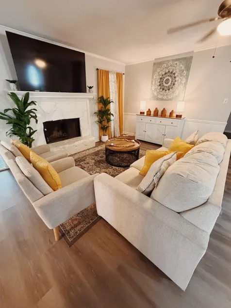 Spacious 4BR Retreat + Modern Comfort + Outdoor - Image 1