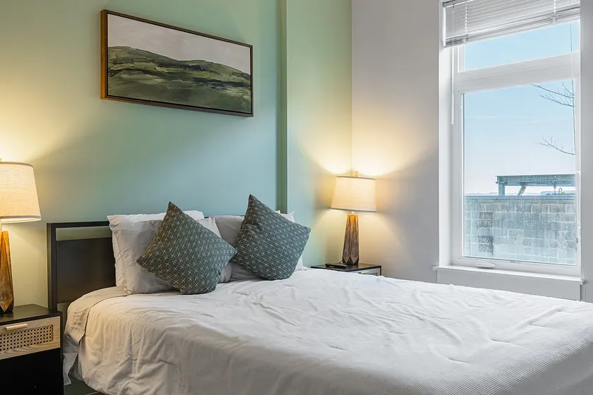 The Hunter: Comfortable • Bright • Amenities! - Image 1