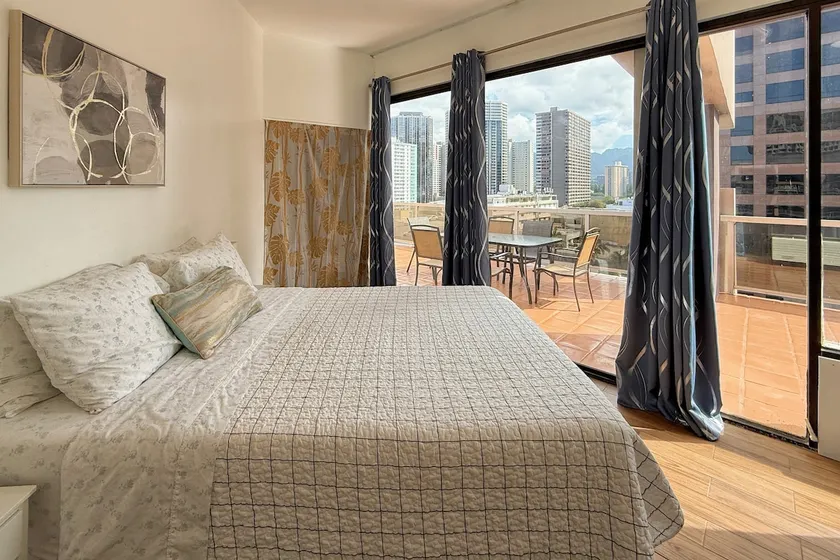 2BR Super Patio W/Free Parking - Image 1