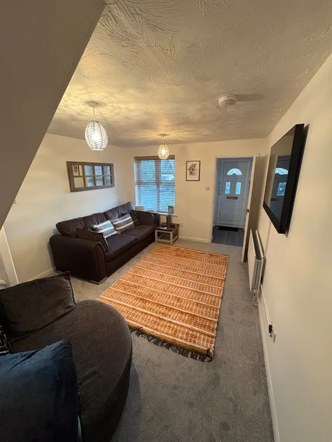 Northampton 2 King Bed SKY TV Driveway Earls Barton - Image 1