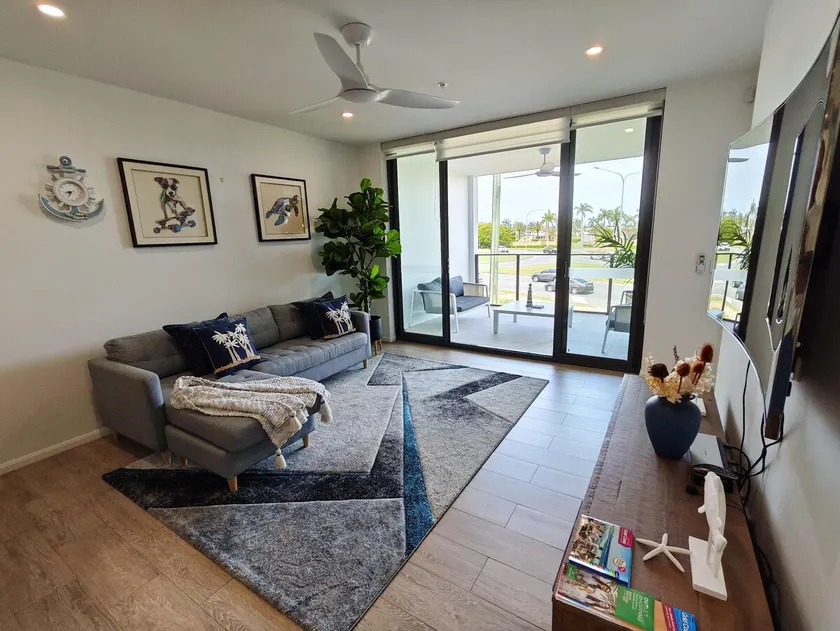 3BR, 2BA Unit & Parking. Common Pool/BBQ GoldCoast - Image 1