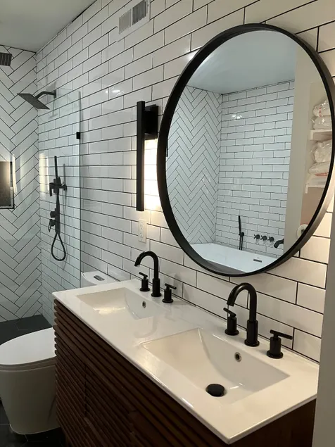 Stylish Convenience For Small or Big Groups - Image 1