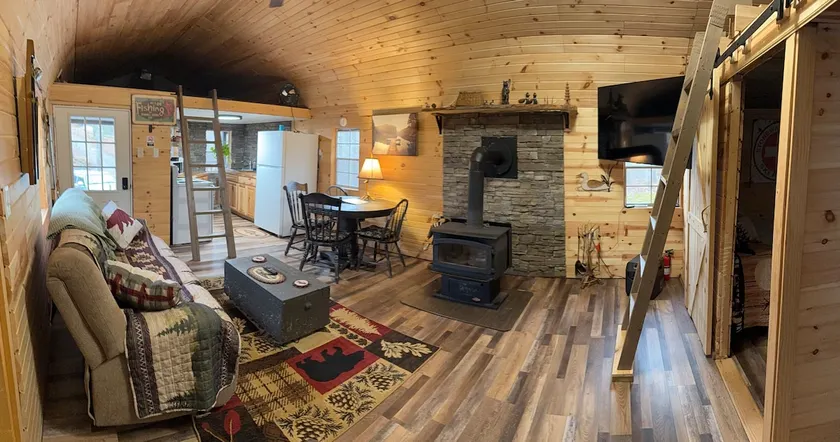 Canoe Paddle Lodge - Image 1