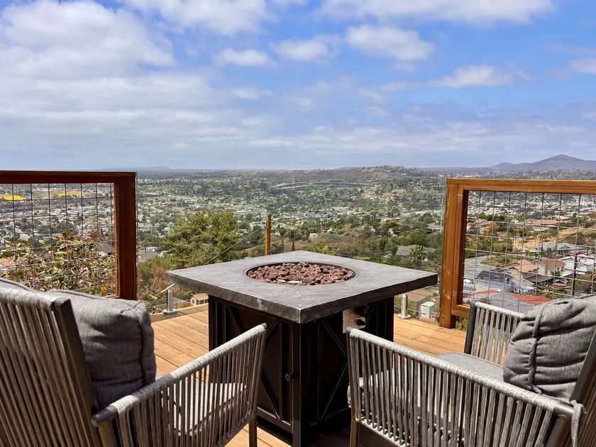 Mountain Top 4 Bdrm Home with Spectacular Views! - Image 1