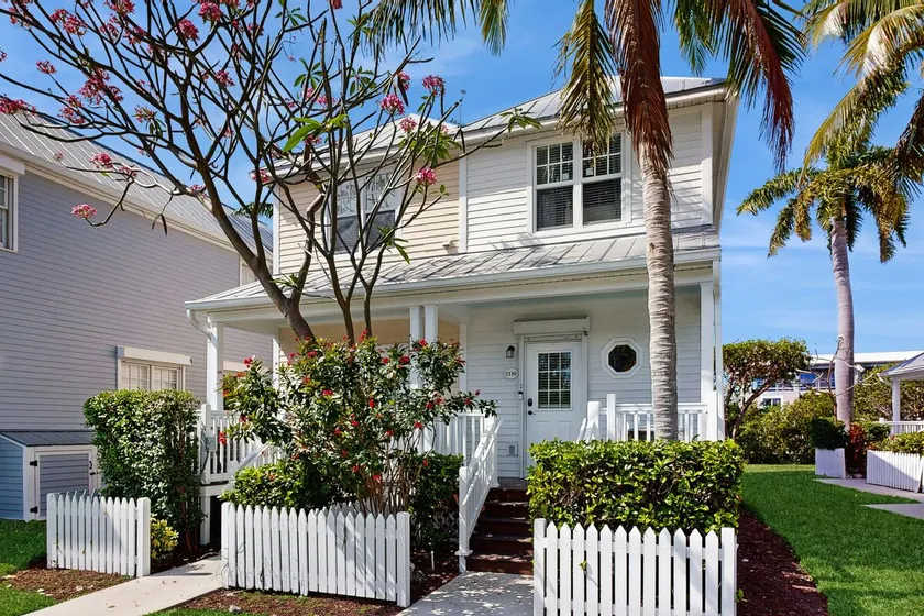 2BR Townhome with ocean views & open porch - Image 1