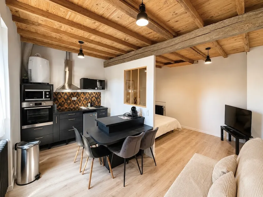 Renovated studio • rope access - Image 1