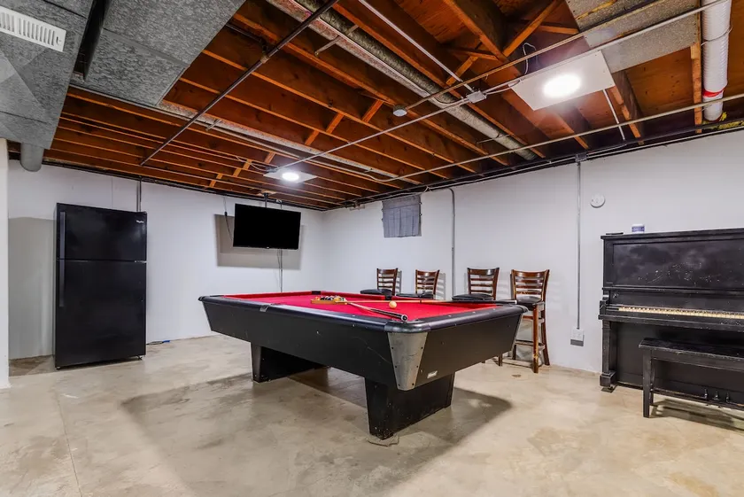 Game House Arcade Pool Ping Pong 3 Beds 2 Bath - Image 1