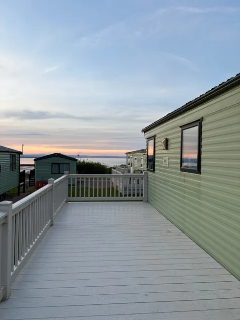 Sea Breeze: Coastal Views in a Beautiful Setting - Image 1