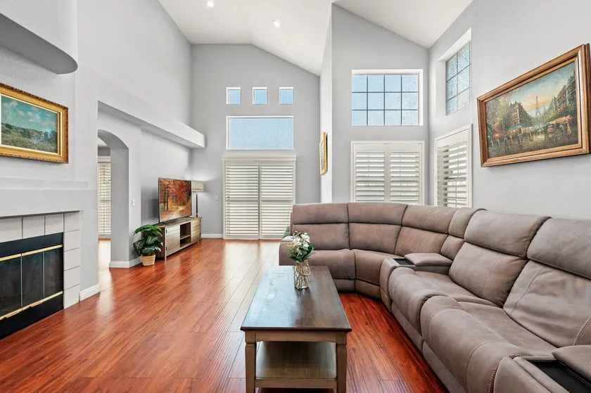Spacious 6Beds House•Near Airport, Colleges&Expo - Image 1