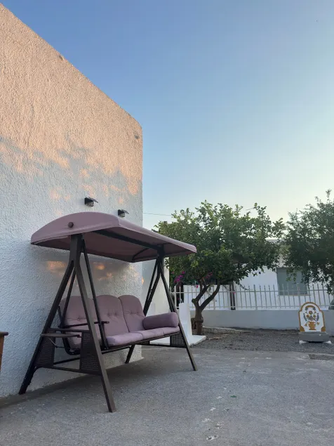 Vacation home with courtyard and outdoor storage - Image 1