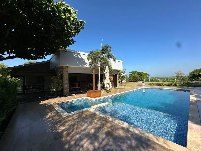 High-End Farmhouse with Heated Pool - Image 1