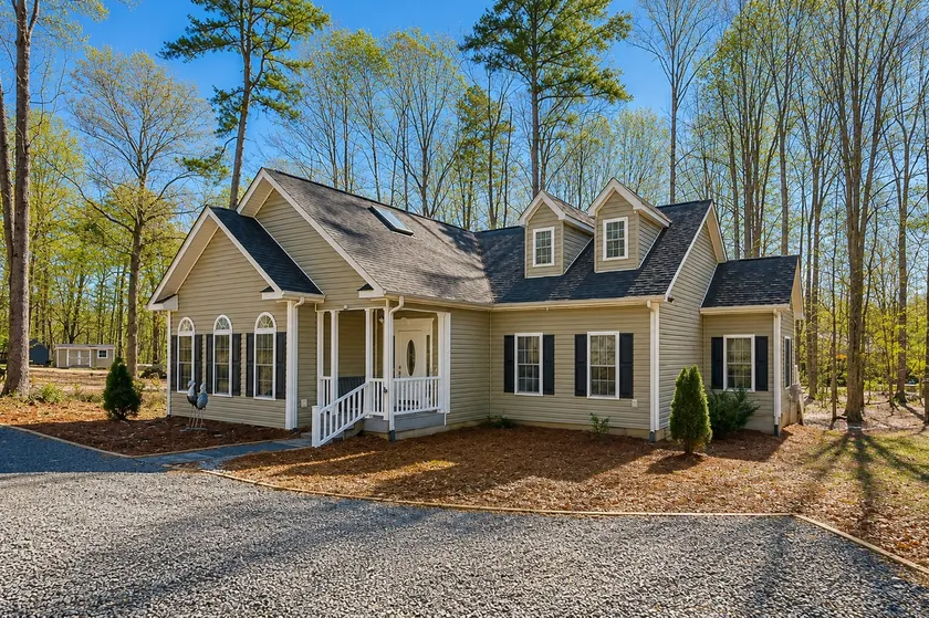 3BR getaway – 2 game rooms, fire pit, deck, & more - Image 1