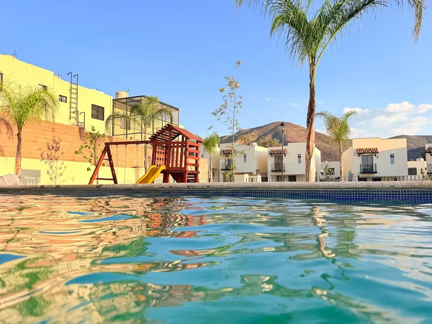 Family home, South of the City, pool access - Image 1