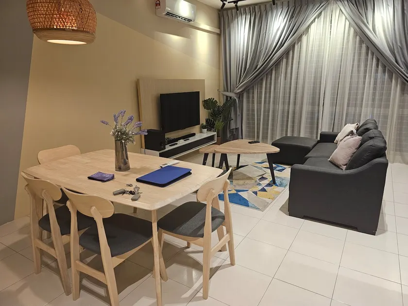 CozyHome - 3 bedroom Town House with unlimited free Wi-Fi - Image 1