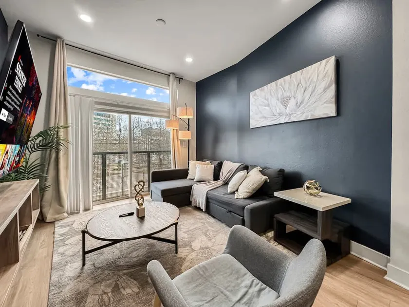 Luxury 2BD | Deep Ellum | Free Parking | Pool+Gym - Image 1