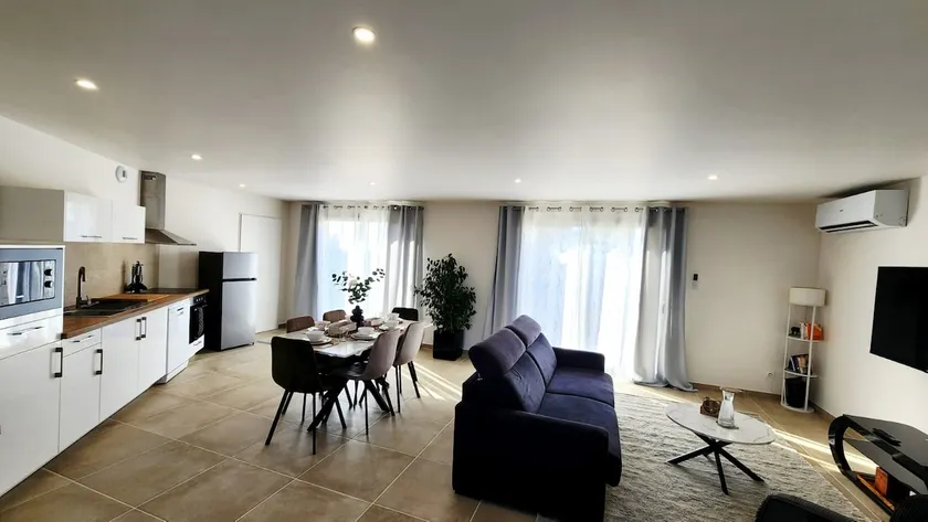 Air-conditioned Maison des Vignes, cleaning + sheets included - Image 1