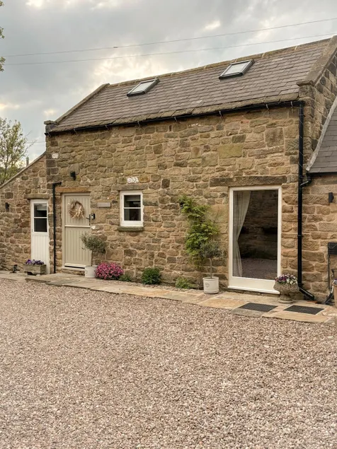 Romantic Derbyshire Cottage, Roll Top Bath - Image 1