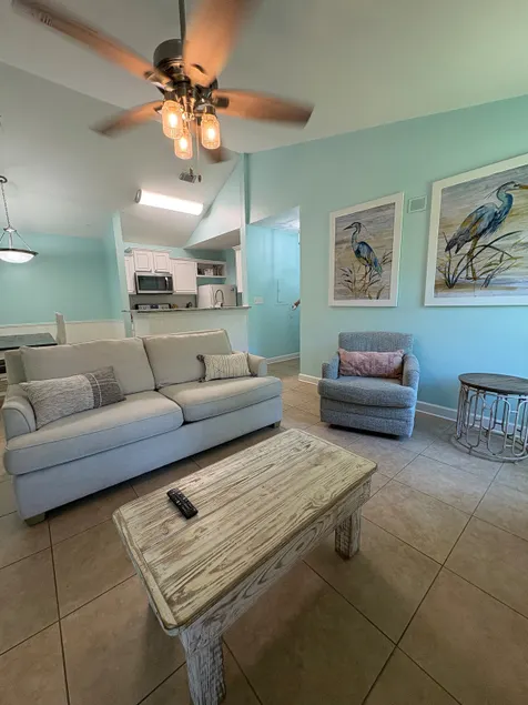 Cozy & Peaceful. 5 mi to Beach. Centrally located - Image 1