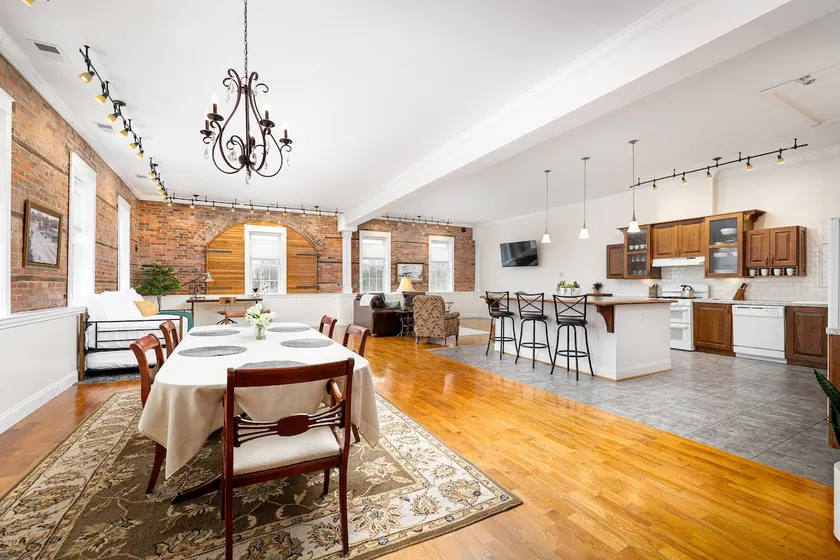 Elegant Spacious Historic Loft in Downtown Area - Image 1