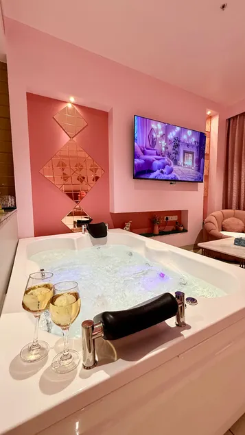 Green Studio - Private Jacuzzi - Private Balcony - Image 1