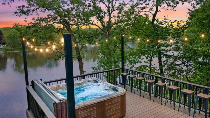 Waterfront - Hot Tub - Sauna - Game Room - Pets - Image 1
